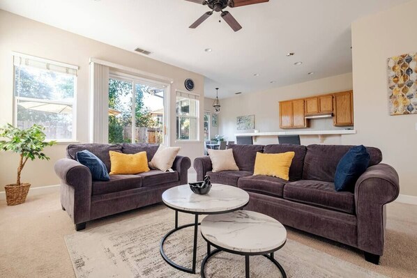 Een televisie en een open haard