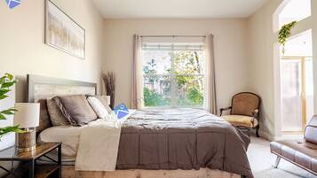 Een strijkplank/strijkijzer, gratis wifi, beddengoed