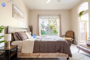 Een strijkplank/strijkijzer, gratis wifi, beddengoed