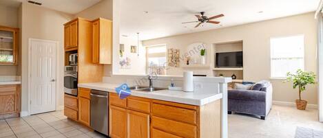 Kühlschrank, Mikrowelle, Ofen, Geschirrspüler