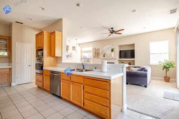 ثلاجة، ميكروويف، فرن، غسالة أطباق