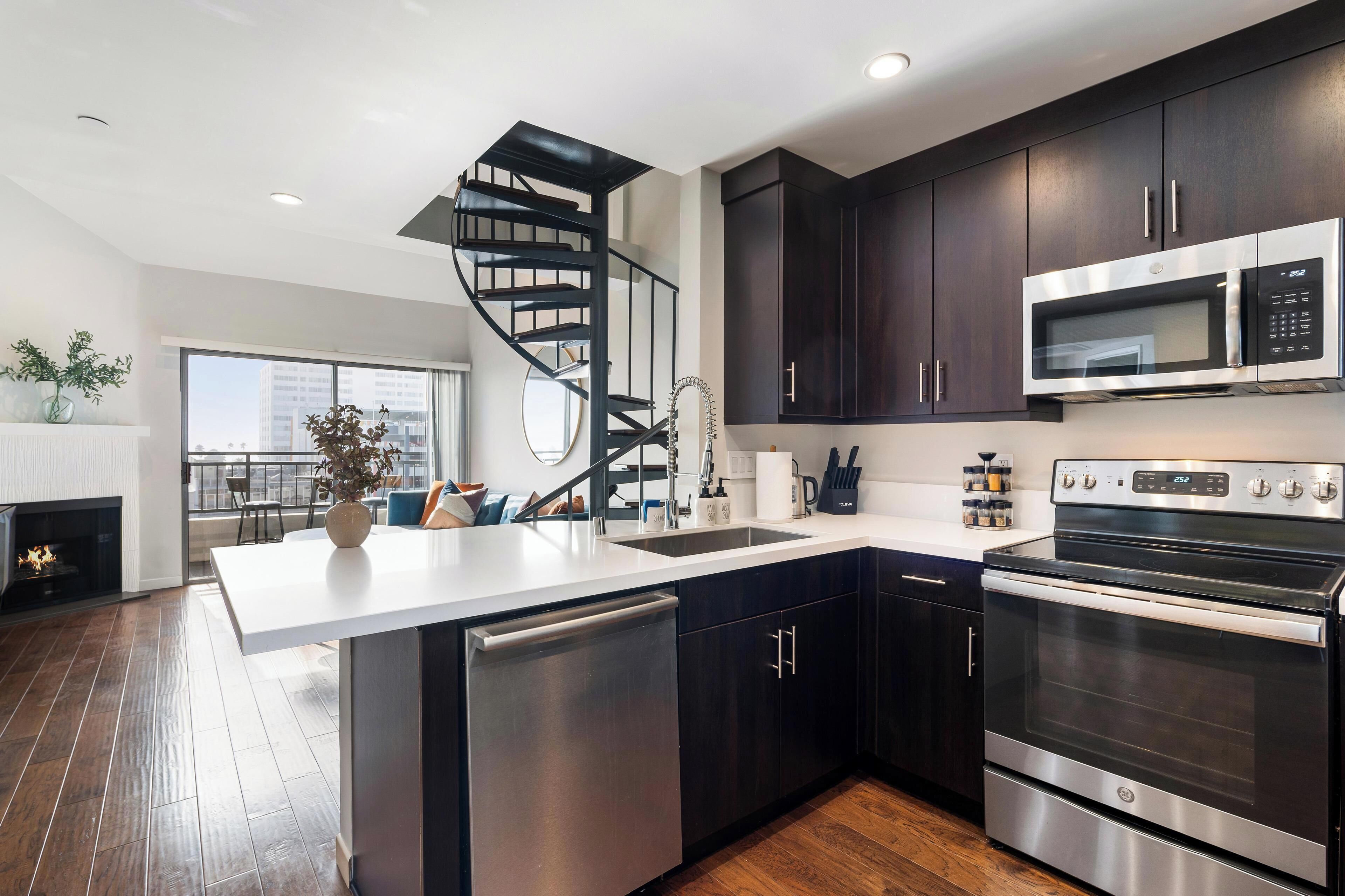 Réfrigérateur, micro-ondes, four, plaque de cuisson