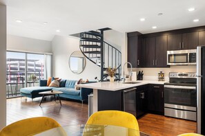 Køleskab, mikrobølgeovn, ovn, kogeplade