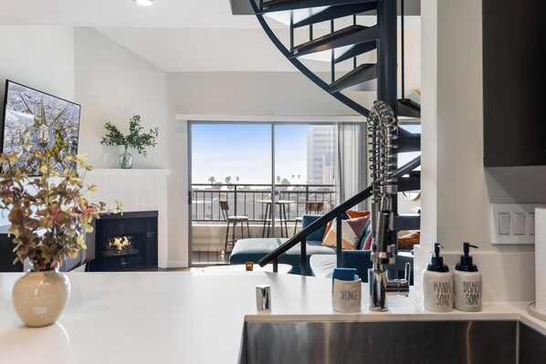 Interior - The Garnet Penthouse Full Ocean View Private Rooftop Terrace Stunning Sunset (Santa Monica)