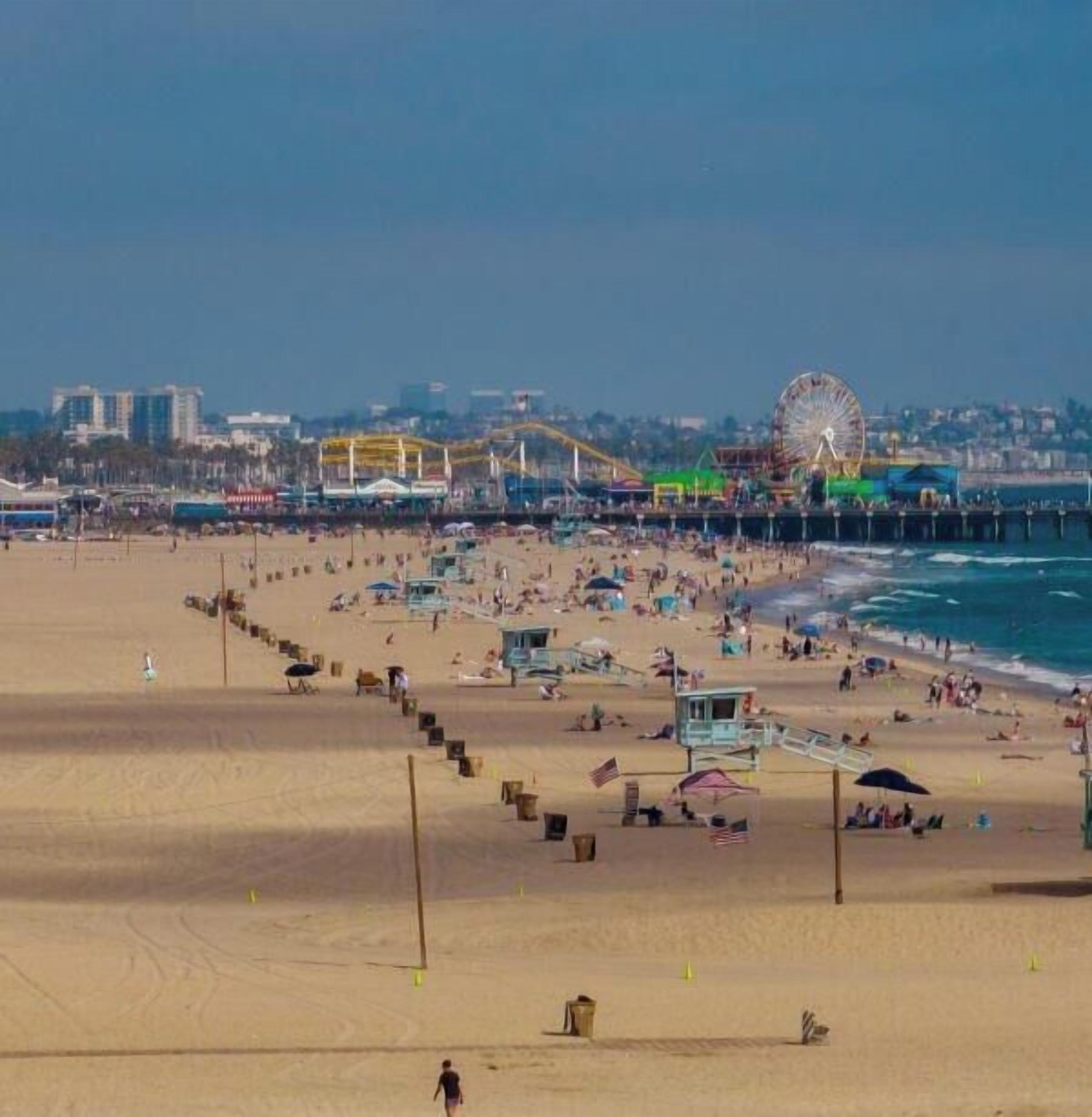 Beach nearby, sun loungers, beach towels
