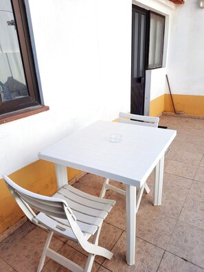 شقة - غرفة نوم واحدة - برواق | شرفة/رواق