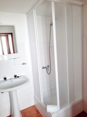 Apartment, 1 Bedroom, Patio | Bilik Mandi