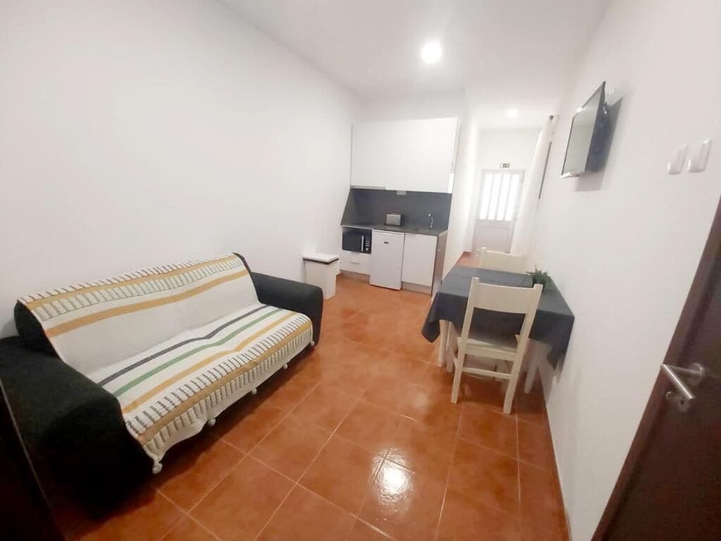 標準公寓 | 起居區 | 50-吋 LCD 液晶電視，提供衛星頻道