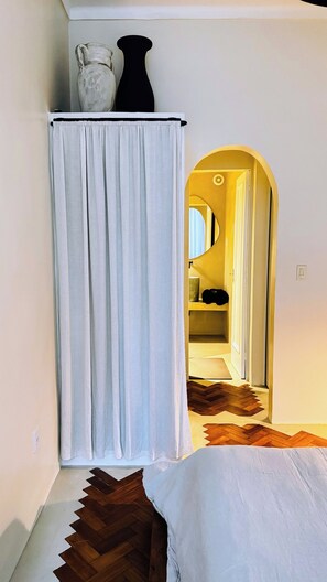 2 chambres, coffres-forts dans les chambres, fer et planche à repasser