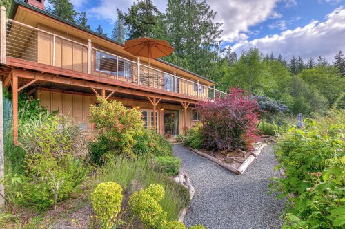 Ramblin' Rose Family Home on 2 Acres w/horseshoes, Volleyball, Fire pit, & More