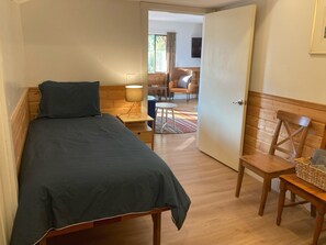 5 chambres, bureau, fer et planche à repasser, lit parapluie