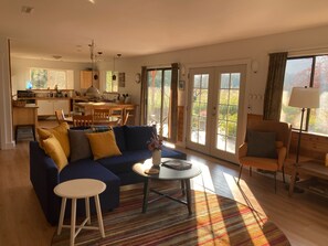 TV connectée, cheminée, livres