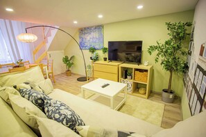TV - Cosy 2 bedroom flat in Akácfa st., Sol (Budapest)