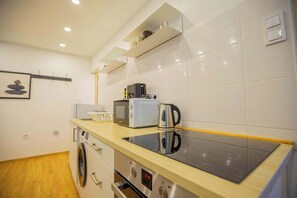 Fridge, microwave, oven, stovetop - Dob 52 nagy · 2 bedroom flat in the Dob street, Venus (Budapest)