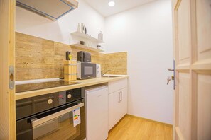 Een koelkast, een magnetron, een oven, een broodrooster