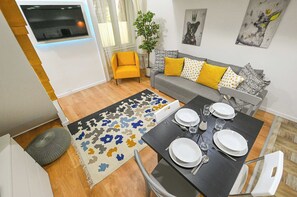 TV - 2 bedroom flat in Damjanich str., Hirsch (Budapest)