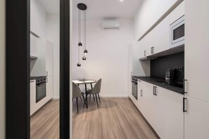 Fridge, microwave, oven, stovetop - Budapest Downtown Amber Nest, Sky (Budapest)
