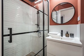 Douche, sèche-cheveux