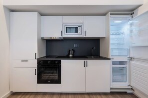Fridge, microwave, oven, stovetop - Budapest Downtown Amber Nest, Sun (Budapest)