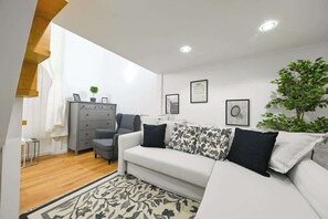 TV - Charming apartment in the Damjanich str., Lucas (Budapest)
