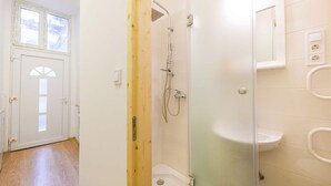 Ein Badezimmer mit Dusche, Toilette und Waschbecken.