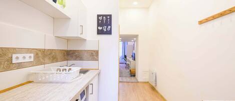 Réfrigérateur, micro-ondes, four, plaque de cuisson