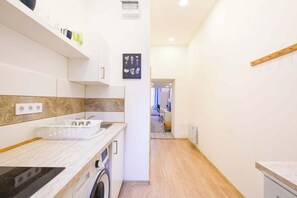 Een koelkast, een microgolfoven, een oven, een kookplaat