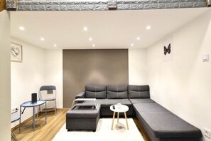 TV - Cosy flat in Király str, Queen (Budapest)