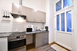 Fridge, microwave, oven, stovetop - Cosy flat in Király str, Queen (Budapest)