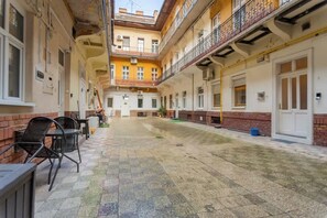 Outdoor dining - Cool apartment in the Downtown, Eduardo (Budapest)
