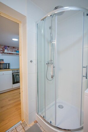 Shower, hair dryer, shampoo - Boutique flat in Akacfa street (Budapest)