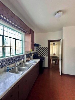 Fridge, microwave, oven, stovetop - 3 bed 2 bath Hacienda near Downtown and NMSU. (Las Cruces)