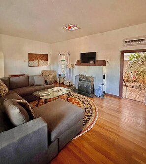 Televisión y chimenea