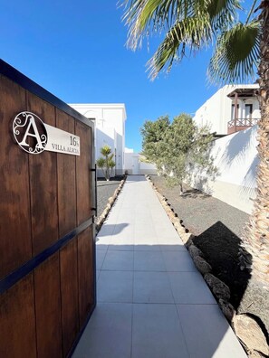 Property grounds - Villa Alicia with private heated pool between volcanoes and the ocean-pure relaxation! (Yaiza)