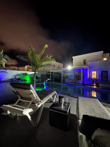 Villa Alicia with private heated pool between volcanoes and the ocean-pure relaxation!