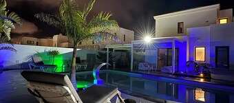 Villa Alicia with private heated pool between volcanoes and the ocean-pure relaxation!