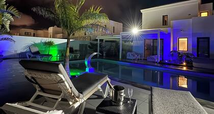 Villa Alicia with private heated pool between volcanoes and the ocean-pure relaxation!