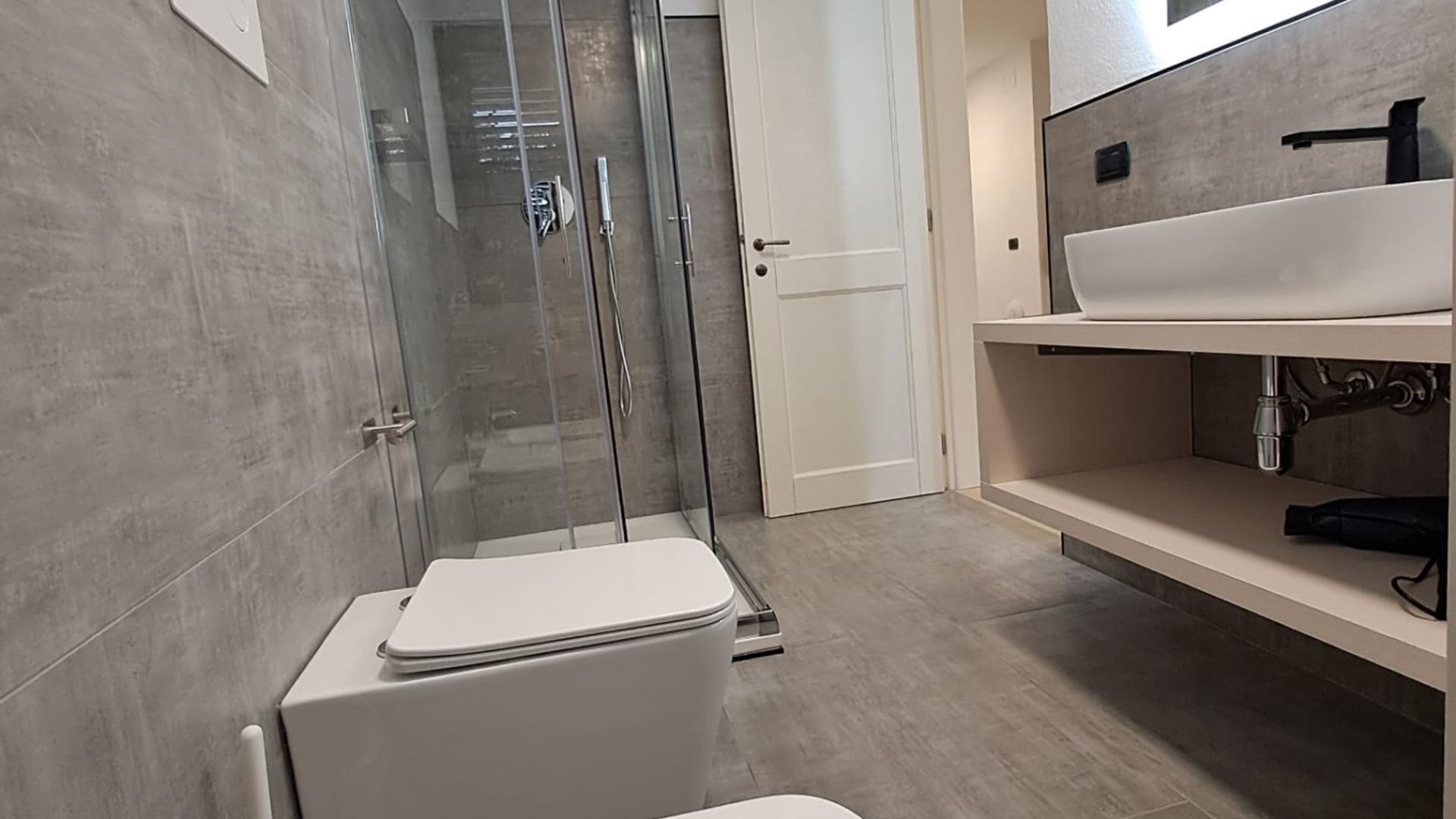 Shower, hair dryer, bidet, towels