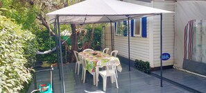 Outdoor dining - Fully-equipped mobile in a quiet, private domain. (Méounes les Montrieux)