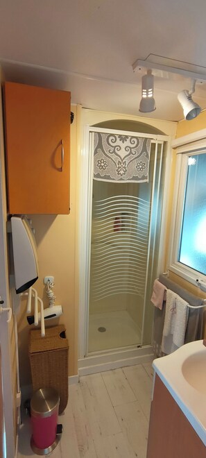 Shower, hair dryer, toilet paper - Fully-equipped mobile in a quiet, private domain. (Méounes les Montrieux)