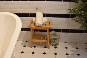 Shower, towels, soap, toilet paper - Luxury villa with parking/outdoor play area/pool/6 suites (Bourg-en-Bresse)