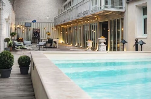 Villa luxueus avec parking /espace de jeux extérieurs / piscine /6 suites