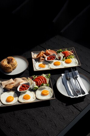 Café da manhã com buffet todos os dias (EUR 8 por pessoa)