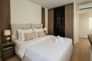 Apartamento superior, varanda | Escrivaninha, espaço de trabalho para notebook