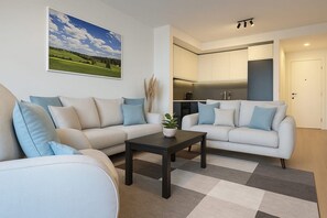 Apartamento estándar | Baño | Ducha, secador de pelo, zapatillas y toallas