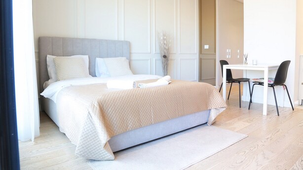 A modern hotel room with a bed, a desk, and chairs. - Boutique Hotel Echo Residence (Belgrade)