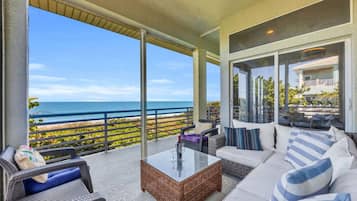 Smart-tv, bordtennisbord, bøger, stereoanlæg