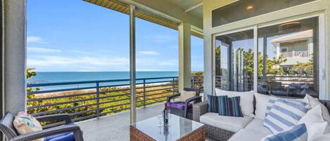 Smart TV, ping pong, books, stereo