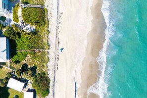 Tæt på stranden, liggestole, badehåndklæder