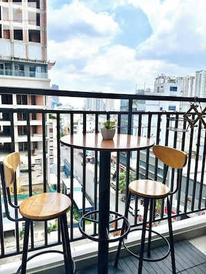 럭셔리 아파트, 침실 2개, 금연, 시내 전망 | 고급 침구, 오리/거위털 이불, 책상, 암막 커튼